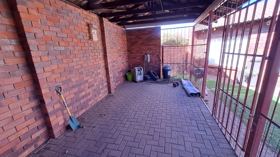 2 Bedroom Property for Sale in Langenhovenpark Free State